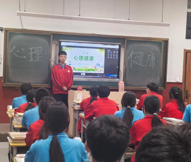 传来阵阵充溢节奏的“鼓声”孩子们手中的“乐器”是一张张普通的A4纸 传来阵阵充溢节奏的“鼓声”孩子们手中的“乐器”是一张张普通的A4纸