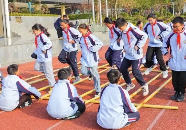 同时挖掘有爱好有潜力的孩子加入社团和校正接受拔高练习